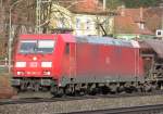 185 342-3 steht am 15. Januar 2011 mit einem Getreidezug auf Gleis 4 in Kronach.