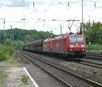 Ein 185-Prchen mit der fhrenden 185 183-1 mit einem Schttgutwagenganzzug beim Durchfahren von Kln West.