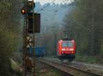 185 064-3 lt sich als Schubhilfe am 30.03.2012 auf der Gemmenicher Rampe von Aachen West nach Belgien hoch zurckfallen, den Rest der Rampe schaft Cobra 186 218 (2826) mit dem Schrottzug allein.