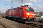 185 024 legt sich im Ludwigshafener Hbf (Rhein) in die Kurve. (20.02.2012)