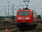 185 176-5 rangiert am 08.08.2012 in Aachen West.Links im Hintergrund sind noch zwei neue belgische Eurosprinter zu sehen.