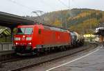 Bei regnerischen Novemberwetter - Die 185 177-3  (eine Bombardier TRAXX F140 AC1 und somit eine BR 185.1) der DB Schenker Rail zieht einen gem. Gterzug am 03.11.2012 durch den Bahnhof Betzdorf/Sieg in Richtung Kln.