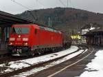 Die 185 398-5 der DB Schenker Rail zieht am 09.02.2013 einen gemischten Gterzug durch den Bahnhof Betzdorf Sieg in Richtung Kln.