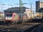 Containertragwagenzug fährt durch den Aachener Hauptbahnhof (8. Januar 2014).