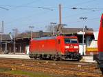 
Kreuztal den 27.02.2016: Zuvor stand sie im Abstellbereich, nun fährt die 185 192-2 (91 80 6185 192-2 D-DB) der DB Schenker Rail Deutschland AG zum Rangierbahnhof um dort einen Güterzug an den Haken zu nehmen. 

Die TRAXX F140 AC wurde 2004 bei Bombardier in Kassel unter der Fabriknummer 33682 gebaut.

Hinweis: Das Bild ist ein Bildausschitt.