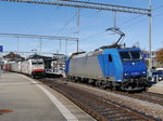 Crossrail - Lok 185 523-3 bei Rangierfahrt und Lok 186 902-3 186 vor Güterzug im Bahnhof Thun am 28.10.2016