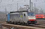 Lok 186 103-8 ist beim Badischen Bahnhof abgestellt. Die Aufnahme stammt vom 20.12.2016.