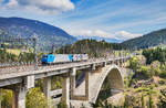 TXL 185 540-2  Kassel Huskies/Oma Liesel  fährt gemeinsam mit 185 528-7 von Alpha Trains aus dem Bahnhof Tarvisio Boscoverde, in Richtung Österreich aus.