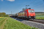 185 585-5 von HGK eilt mit einen Kesselzug in Richtung Würzburg/M.,gesehen am 10.05.2017 bei Retzbach-Zellingen.