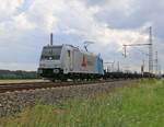 185 676-4 mit gemischtem Güterzug in Fahrtrichtung Wunstorf. Aufgenommen am 29.07.2015 in Dedensen-Gümmer.