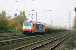 Bei diesigen Wetterverhältnissen wurde HUSA 185 613 mit Druckgaskesselwagen zwischen Düsseldorf-Reisholz und Düsseldorf-Benrath fotografiert.
Aufnahmedatum: 25. Oktober 2012