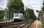 185 716-8 von der Rurtalbahn kommt als Lokzug aus Mönchengladbach-Hbf nach Aachen-West nd fährt die Kohlscheider-Rampe hoch aus Richtung Herzogenrath und fährt durch Kohlscheid in Richtung Richterich,Laurensberg,Aachen-West. 
Aufgenommen von Bahnsteig 1 in Kohlscheid. 
Bei Wolken am Abend vom 16.7.2017.