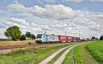 RTB 185 648-8 fährt in Langenisarhofen mit einem Containerzug nach Nord vorüber.Bild 15.9.2017
