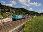 Die 185 609 mit einem Containerzug am 16.07.2017 unterwegs bei Wernstein.