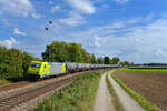 119 005 alias 185 624 mit einem Kesselzug am 24.09.2017 bei Langenisarhofen.