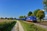 185 409 mit einem Düngerzug am 26.09.2017 bei Langenisarhofen.