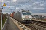 185 531-1 von der TXLOGISTIK ist am 10.01.2018 mit einen Containerzug in Richtung Nürnberg unterwegs,gesehen im Bhf.von Buchbrunn-Mainstockheim.