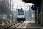 Tele-Aufnahme von 185 695-4 Railpool als Tfzf, die den Bahnhof Merseburg auf Gleis 1 Richtung Halle (Saale) durchfährt. [17.2.2018 | 13:26 Uhr]