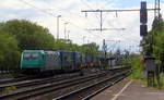 Ein Blick auf die  185 613-7 von Crossrail  mit einem LKW-Zug in Duisburg-Rheinhausen-Ost.
Aufgenommen vom Bahnsteig in Duisburg-Rheinhausen-Ost. 
Bei Sonne und Regenwolken am Nachmittag vom 30.4.2018.