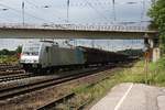 # Duisburg-Entenfang 19  Die 185 695-4 von Railpool mit einem Güterzug vom Norden kommend durch Duisburg-Entenfang in Richtung Ratingen.