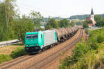 185 612-9 mit einem Kesselwagenzug in Richtung Plattling bei Hausbach am 15.08.2018.