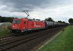 Am Samstag den 15.9.2018 herrschten schnell wechselnde Lichtverhältnisse am Niederrhein, so hatten sich gerade dunklere Wolken übers Land gemacht als die Rheincargo 185 606-1 mit einem Tankwagenzug gen Krefeld gefahren kommt.