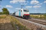 185 636-8 u.185 563-4 sind am 16.08.2018 mit einen Holzzug bei Pölling zu sehen.