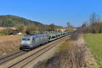 185 531 mit einem leeren Autozug am 19.03.2015 bei Dettenhofen. 