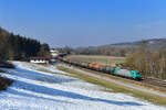 185 610 mit einem Kesselzug am 02.03.2018 bei Vilshofen. 