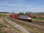 Die 185 591 mit einem leeren Autozug am 17.03.2019 unterwegs bei Haiding.