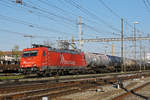 Lok 185 585-7 durchfährt den Bahnhof Pratteln. Die Aufnahme stammt vom 24.03.2020.
