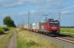 185 513 der Emons schleppte am 13.06.21 einen Containerzug durch Braschwitz Richtung Halle(S).