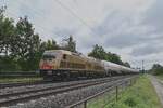 HSL 185 597-2 mit einem Gaszug am Haken fährt hier durch die Mainau in Thüngersheim. 24.8.2021