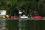 185 604-6 zieht ihren Containerzug zwischen Lochau und Bregenz am Bodensee entlang. 2.8.21