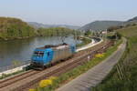 185 515 auf dem Weg nach Bingen am 2. Mai 2022 bei Assmannshausen am Rhein.