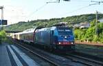 HSL 185 601-2 mit RE10a Ersatzzug nach Heilbronn Hbf bei der Einfahrt in Neckarelz am Abend des 1.7.2022