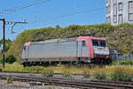 Lok 185 593-1 durchfährt solo den Bahnhof Pratteln.