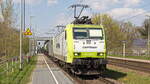 Captrain 185 542-8 mit einer weiteren unbekannten Captrain der BR 185 mit einem Kesselzug bei der Durchfahrt durch den Bahnhof von Dabendorf am 21. April 2023.
