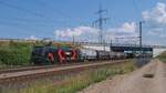 Ein Containerzug kurz vor der Durchfahrt durch den Bahnhof Kavelstorf.
Aufgenommen im Juni 2023.