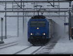 ATLU - Lok 91 80 6 185 535-2 vor Güterzug bei der durchfahrt im Bhf. Münsingen am 02.12.2023