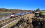 185 593 mit einem Containerzug am 28.01.2024 bei Sandbach.