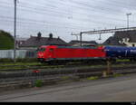 RHC - 91 80 6 185 586-5 mit Güterzug im Regen unterwegs in Pratteln am 02.04.2024 .. Standort des Fotografen ausserhalb der Geleisanlagen