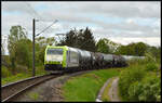 Die TRAXX Captrain 185 548-5 schleicht am 20.04.2024 durch die von nur wenigen Zügen befahrene Höfleiner Kurve zwischen Höflein und Hallstadt nördlich von Bamberg. Die ca. 2 km lange Kurve verbindet die Strecken Bamberg - Würzburg sowie Bamberg - Lichtenfels miteinander und ermöglicht ohne Fahrtrichtungswechsel den Bahnhof Bamberg nördlich zu umfahren.