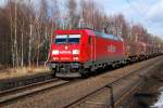 185 229-2 der Railion kommt am Mittag des 12.02.2009 aus Richtung Bielefeld die Steigung an der Avenwedder Brcke hinauf.