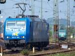 Blaue Schnheit. 185-CL 004 der Rail4Chem rangiert im prallen Mittagslicht in Aachen West. Im hintergrund ist noch 145-CL-003 zu sehen.