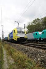 Boxxpress ES 64 U2-031 passiert mit seinem Container-Ensemble nach Beimerstetten bei Ulm den abgestellten Lokzug an der KBS 980.