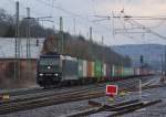 185 570-9 bringt ihren Containerzug am Morgen des 05.03.2010 gen Sden.