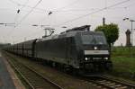 MRCE 185 565 wartet am 11.5.10 mit dem Niagzug in Duisburg-Wedau auf Weiterfahrt  Die Lok ist momentan als Ersatz fr die Niag 14 ttig,die sich in der HU befindet