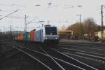 In die untergehende Sonne hinein kam zum Abschlu des 01.04.2010 noch die Silber-Blaue 185 677-2 der ITL-Logistik mit einem Containerzug.