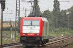 Man kommt nichts ahnend auf den Bahnsteig und schon rauscht soetwas vorbei.Deshalb leider nur ein NOTNACHSCHUSS auf ITL 185 598 am 19.6.10 Lz in Duisburg-Bissingheim.